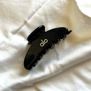 alo yoga 90s claw clip in black